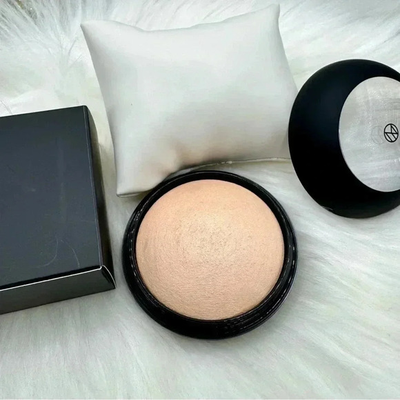 MINERAL BAKED HIGHLIGHTER
INSTANT GLOW BAKED HIGHLIGHTER HALO - Picture 4 of 5